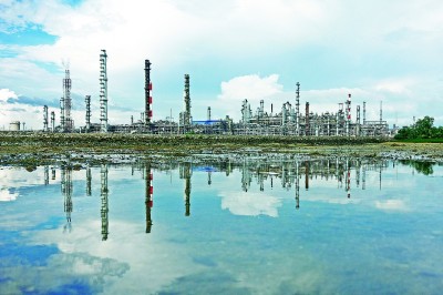 图为在新加坡毛广岛拍摄的炼油厂。图片为新华社发