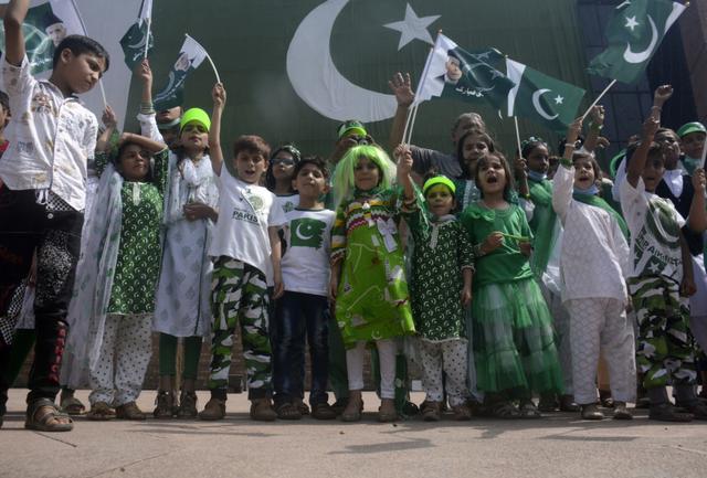 ▲巴基斯坦儿童在第二大城市拉合尔参加独立日庆祝活动。图/新华社