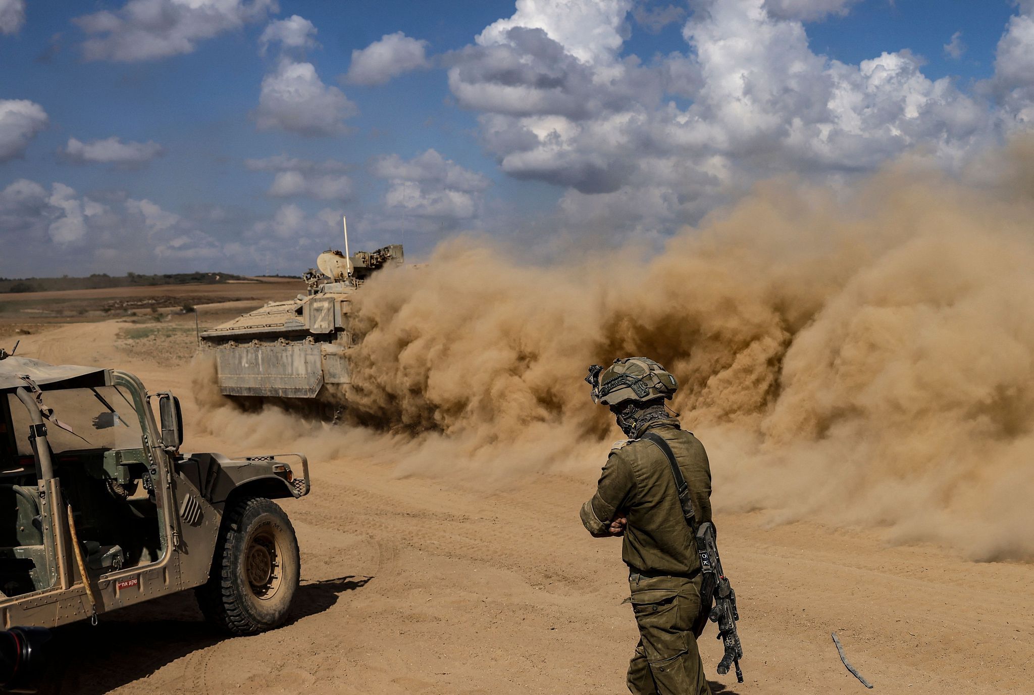△当地时间10月15日，一辆以色列装甲车在加沙边境附近田野上行驶。