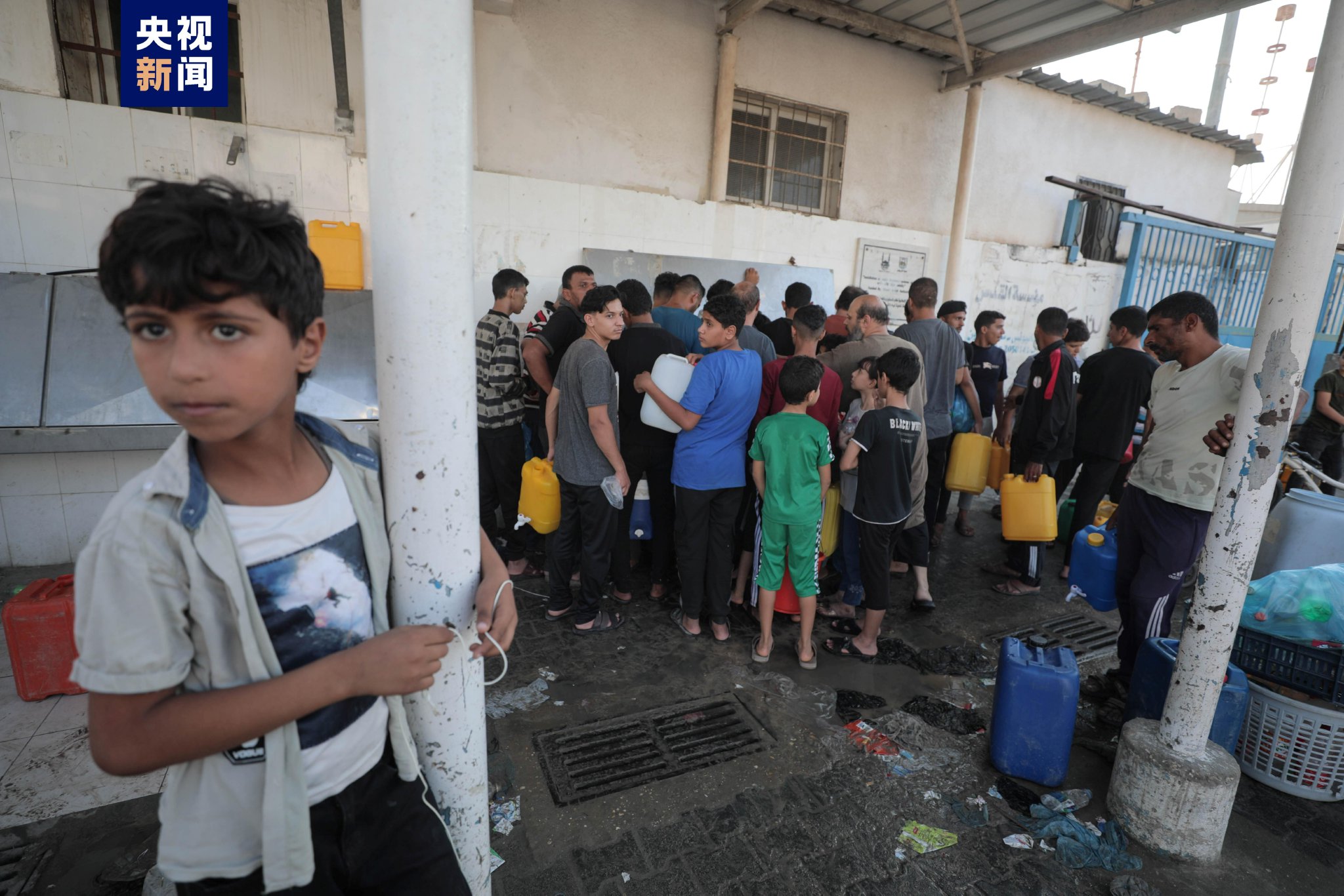 △当地时间10月14日，沙地带南部城市汗尤尼斯，大批流离失所的巴勒斯坦人在一个供水站前等待。