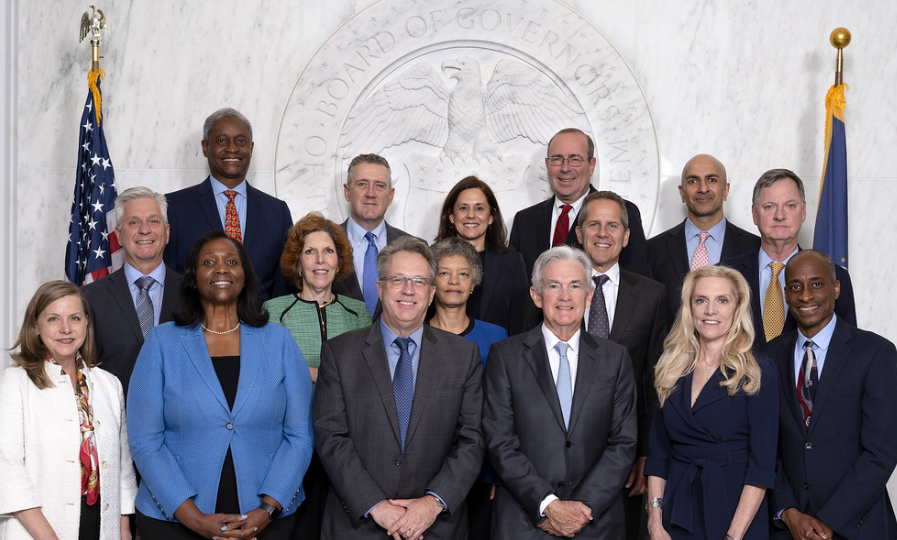 威廉姆斯和鲍威尔位于照片的核心位置