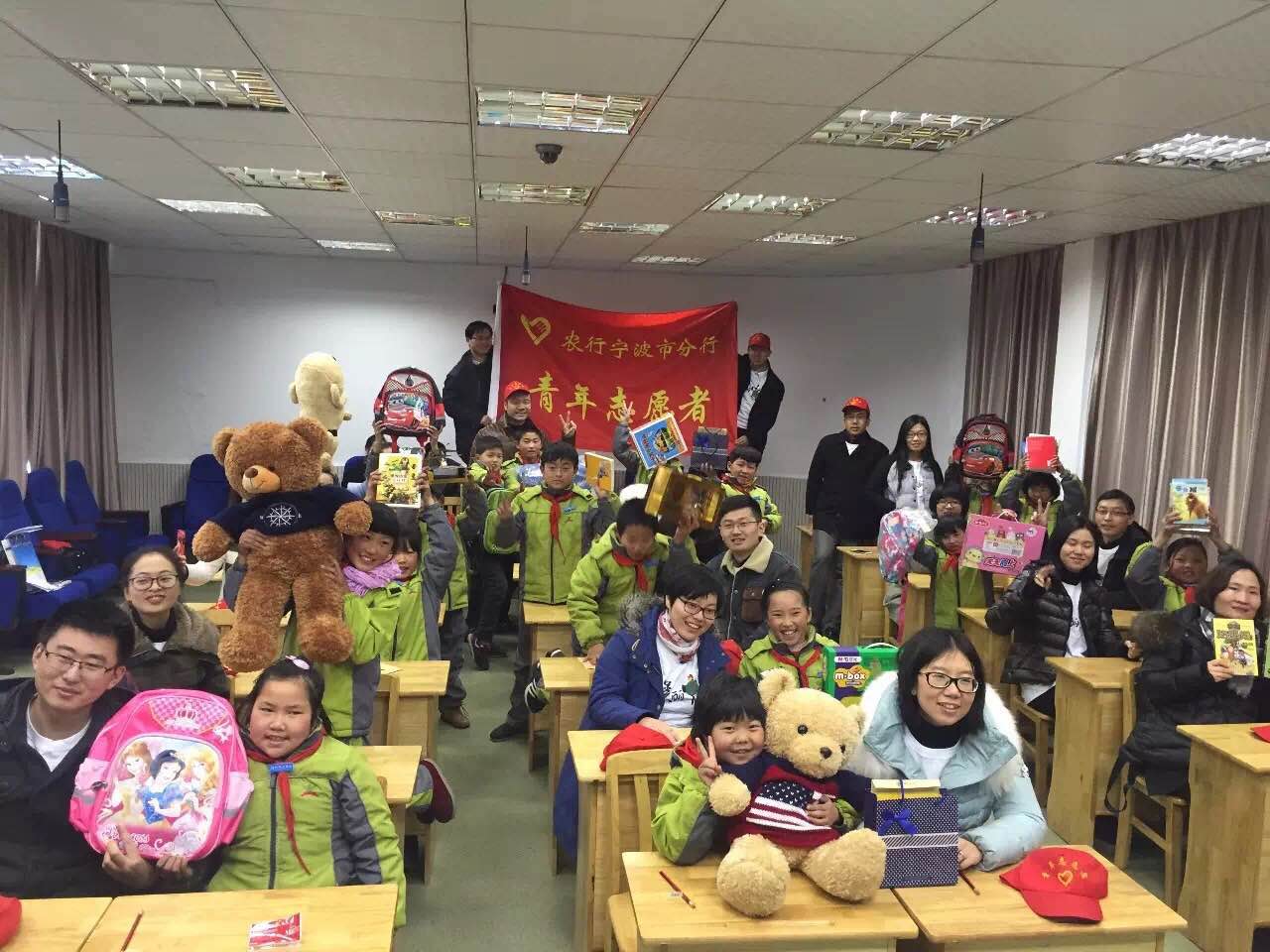 农业银行宁波分行开展“小积分·大梦想”关爱留守儿童健康成长公益活动。