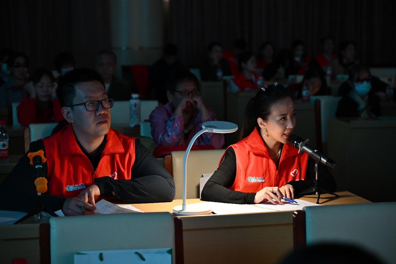 农业银行爱心助盲志愿者正在为盲人朋友讲电影。