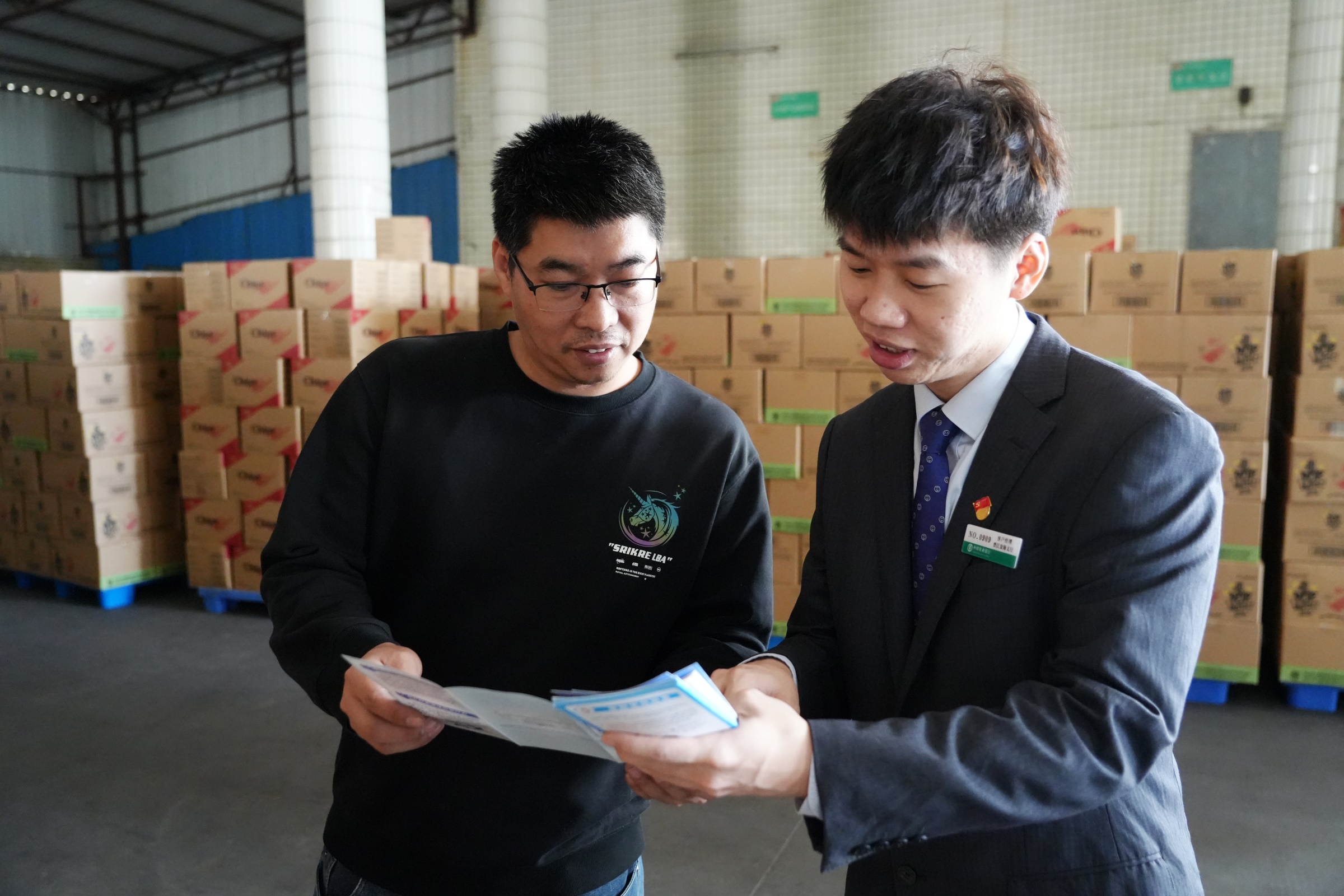 农业银行信贷员上门为盼盼食品集团提供信贷咨询