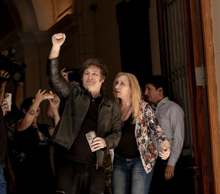 △哈维尔·米莱（左）