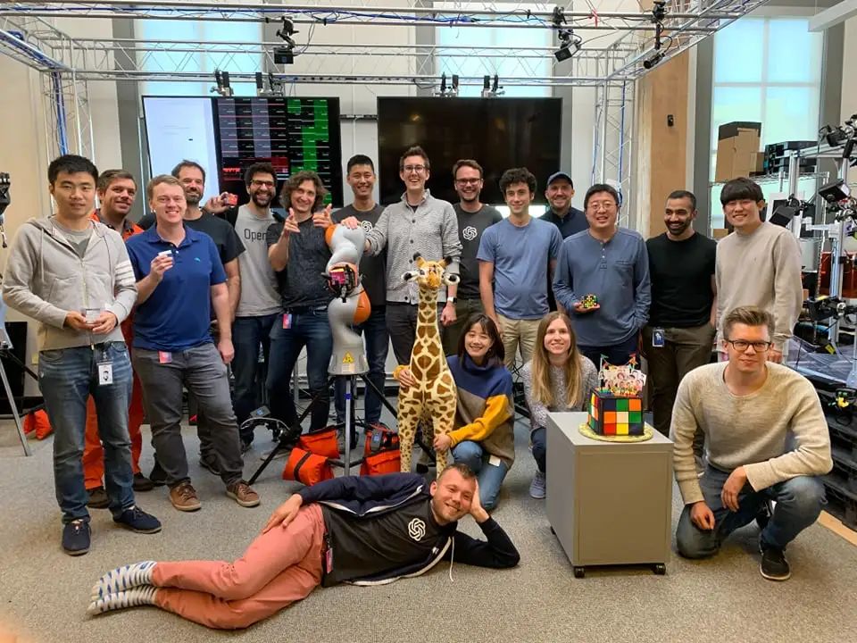 OpenAI部分员工合影 图自OpenAI脸书账号