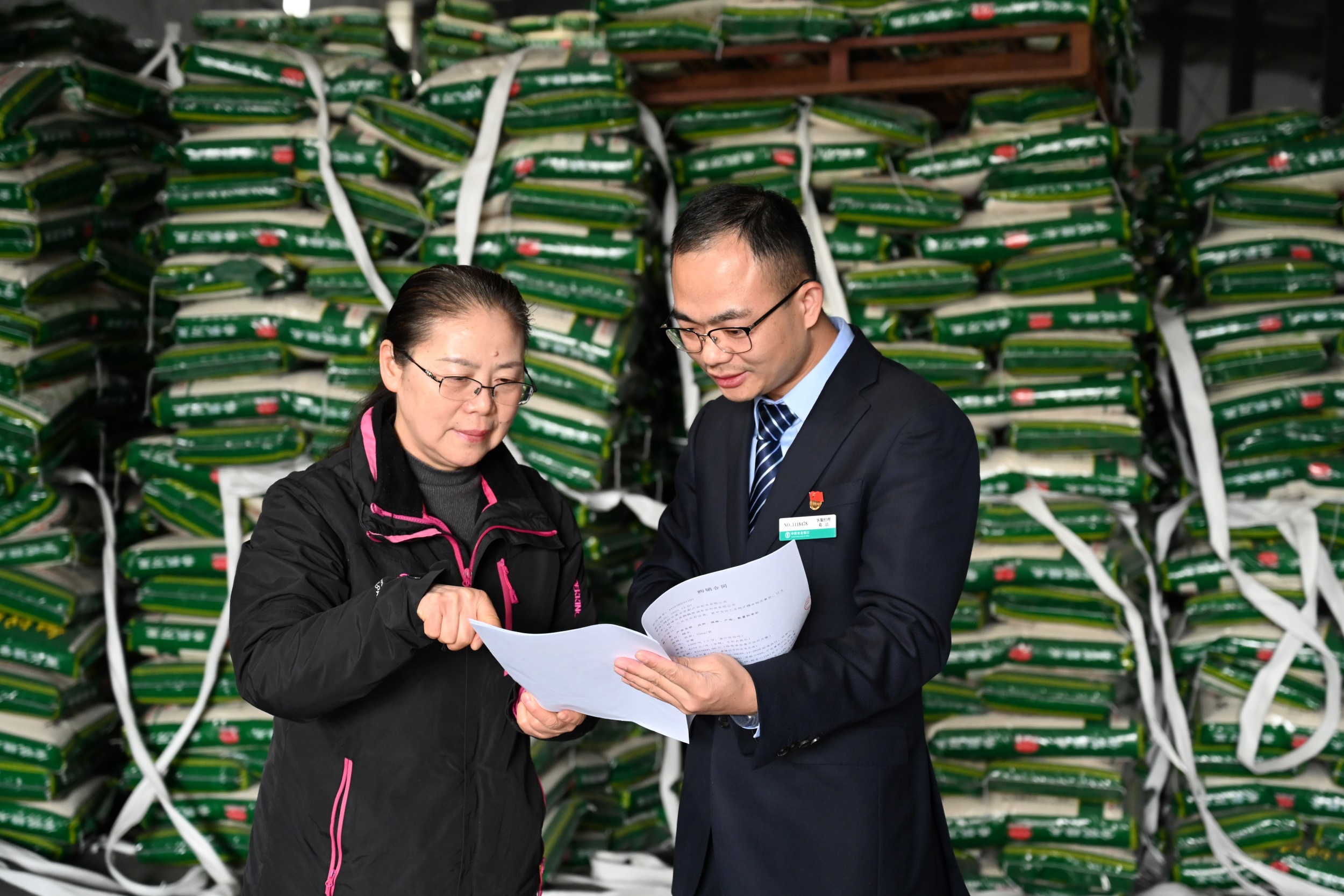 农业银行客户经理上门为香飘飘公司提供贷款咨询服务