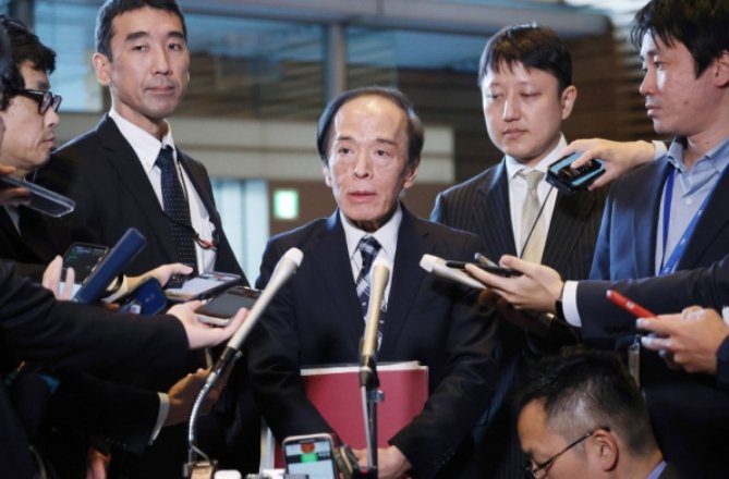 （结束会面后植田和男接受采访，来源：社交媒体）