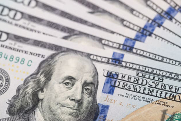 由于美联储考虑2024年降息 美元经历了一个月来最糟糕的一天