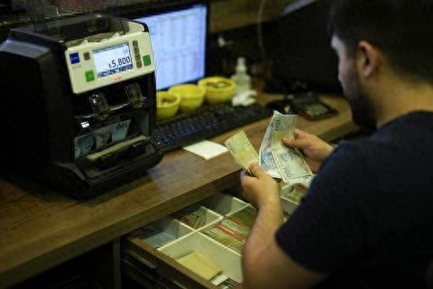 土耳其民众清点钞票（资料图）