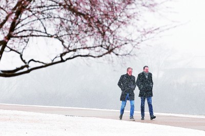 &nbsp;&nbsp;&nbsp;&nbsp;1月15日，在美国首都华盛顿，两名行人冒雪在国家广场散步。新华社发