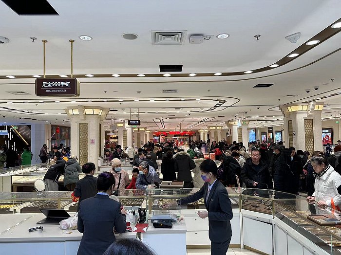 众多消费者在菜百选购黄金饰品。（界面新闻记者安震 拍摄）