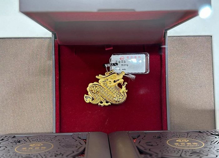 生肖龙相关黄金饰品。（界面新闻记者安震 拍摄）