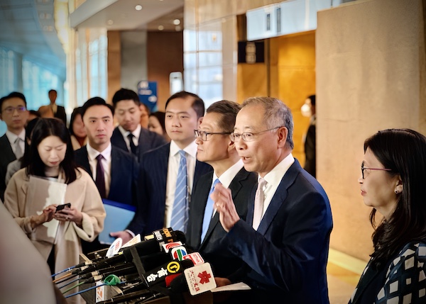 金管局和香港证监会官员。摄影记者：周艾琳