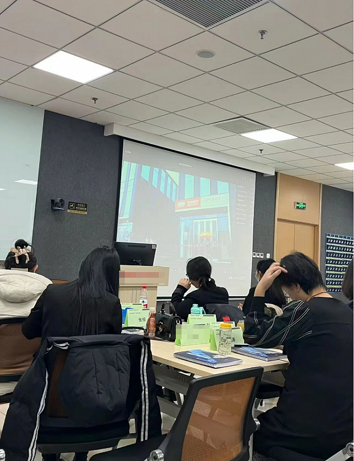 图 | 某位“学员”晒出的听课教室