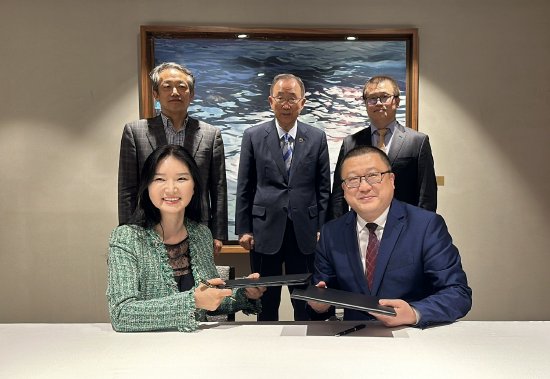 前排右起新浪财经总编辑李兀、潘基文中心中国首席代表崔汝镇，后排右起新浪财经CEO邓庆旭、联合国第八任秘书长潘基文、潘基文中心常务理事金垣洙。