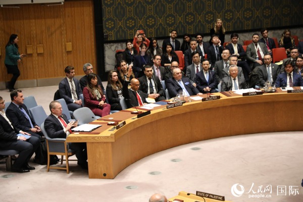 4月18日，安理会投票现场，12个成员投赞成票。 