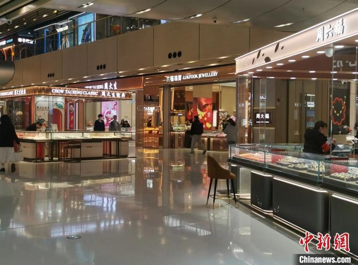 资料图：某商场的黄金店铺。&nbsp;中新网记者 谢艺观 摄