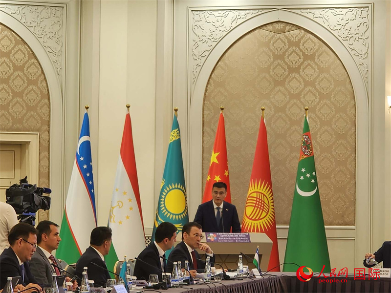 中国驻乌兹别克斯坦大使于骏致辞。人民网记者 