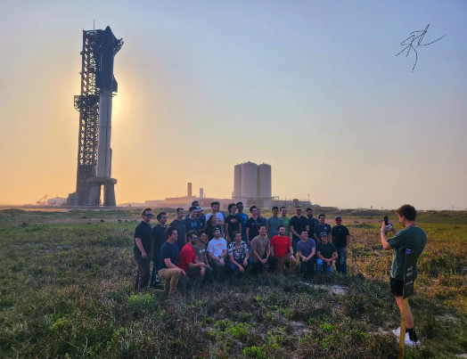 SpaceX星舰推进团队合影，图：S.E. Robinson, Jr.