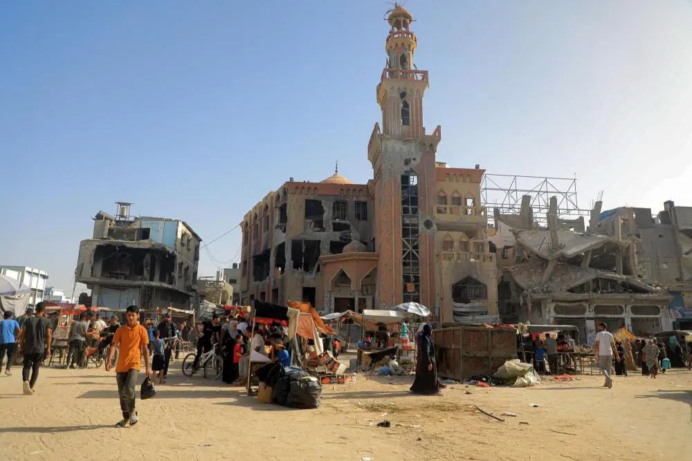 6月15日，人们在加沙地带南部城市汗尤尼斯的一处集市购物。新华社发（里泽克·阿卜杜勒贾瓦德摄）