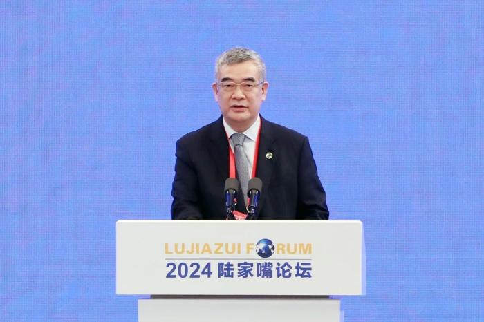 中国人民银行副行长、国家外汇管理局局长朱鹤新在2024陆家嘴论坛上发表演讲。图源：陆家嘴论坛官网
