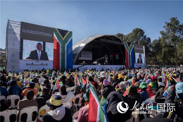 南非民众观看拉马福萨总统就职演说。 