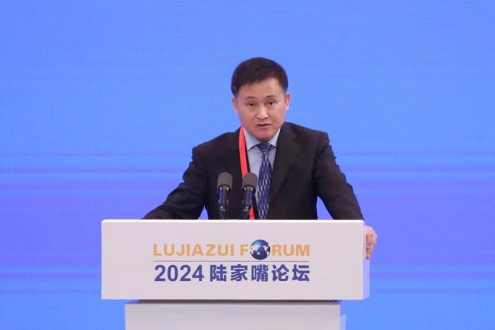 中国人民银行行长潘功胜在2024陆家嘴论坛上发表演讲。图源：陆家嘴论坛官网