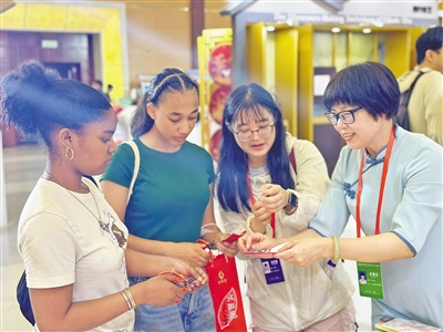 美国青年学习中国剪纸技艺。