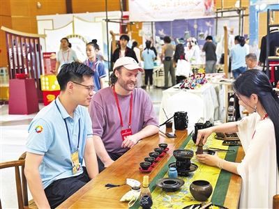 交流周期间,中美青年体验茶文化。