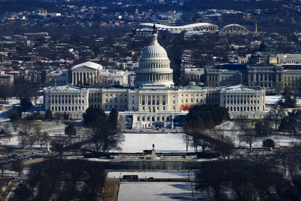 　　这是1月17日在美国首都华盛顿拍摄的雪后的国会大厦。 新华社发（亚伦 摄）