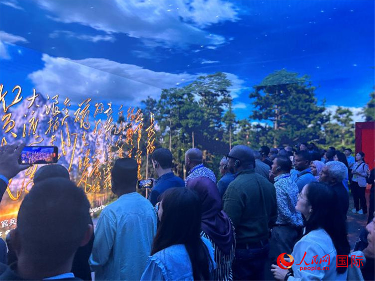 代表团在全景影院中感受长征场景。人民网 