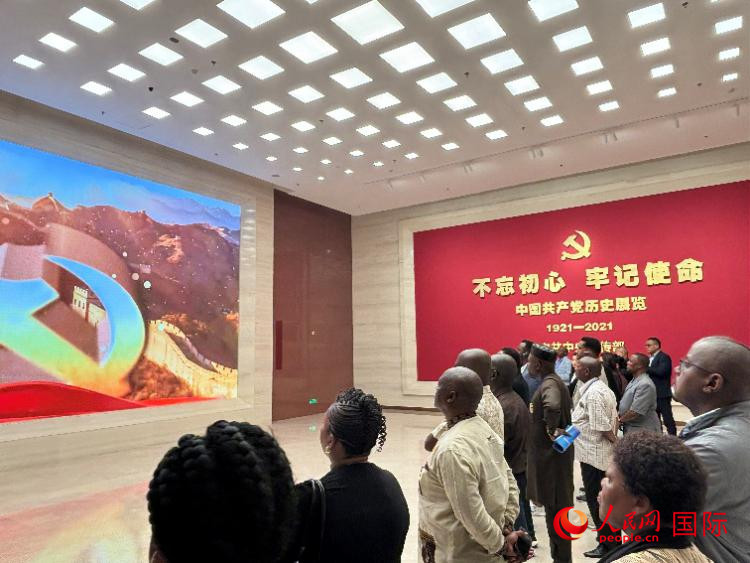 代表团参观不忘初心 