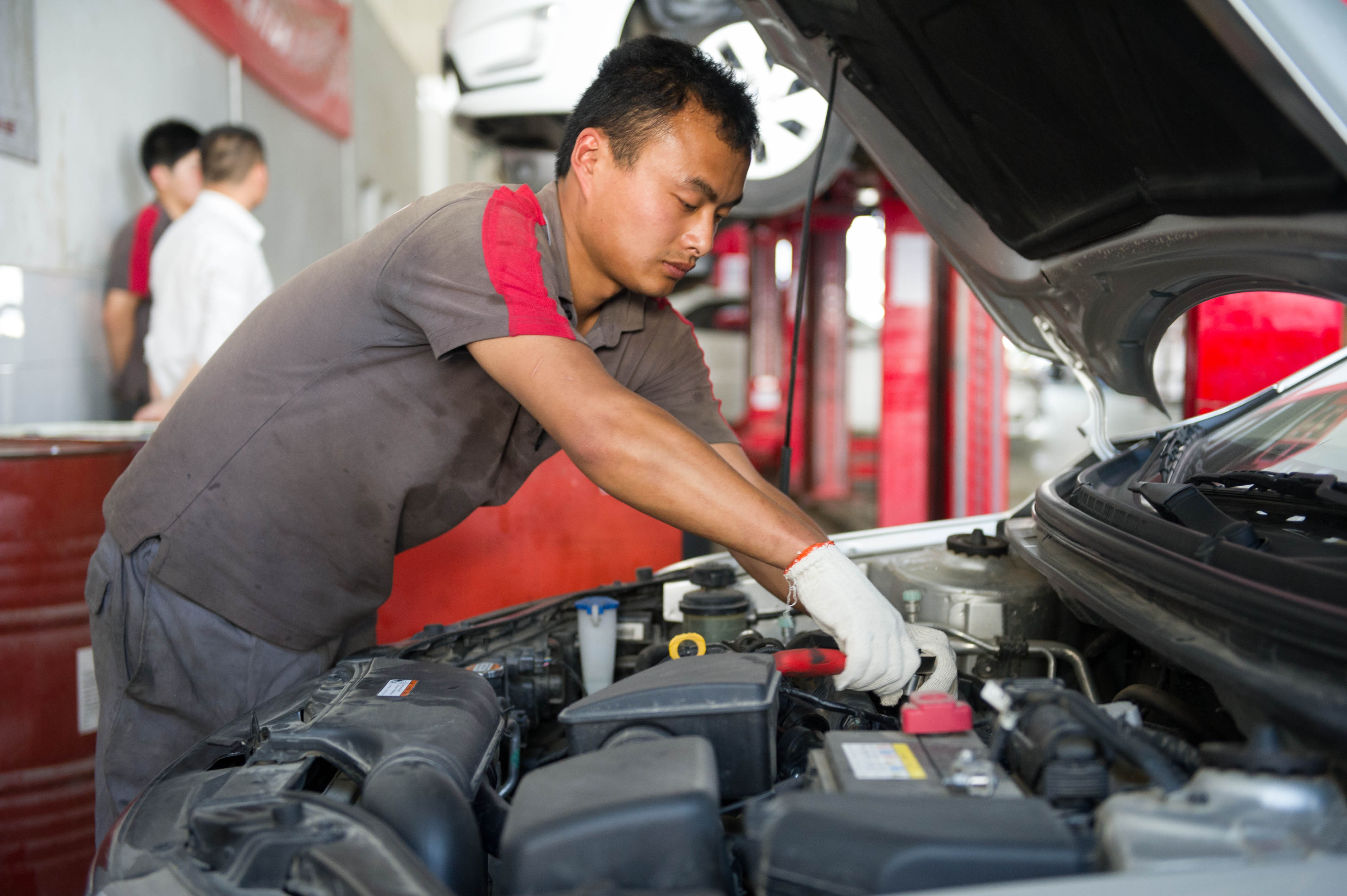 图为合肥某汽车4S店的修理工为受损车辆进行检修。杜宇摄影.jpg