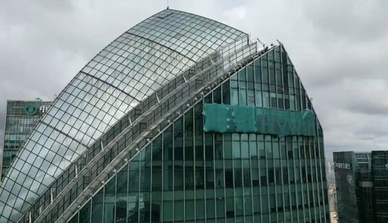 大楼外立面楼顶原本所悬挂的“海银”logo已被绿网遮挡。新京报贝壳财经记者俞金旻 摄