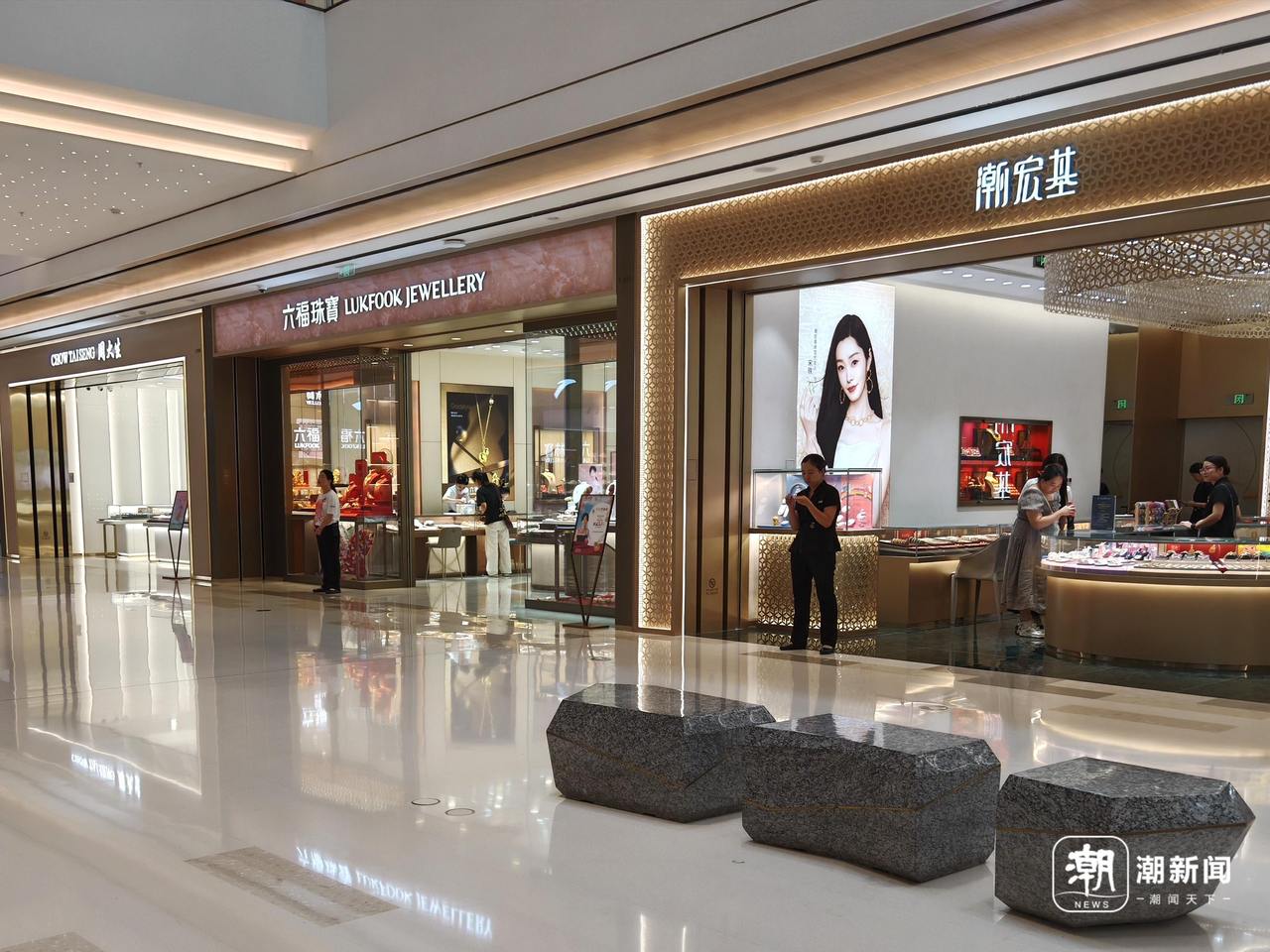 高端商场内，金店门庭冷落。谭晓锋 图
