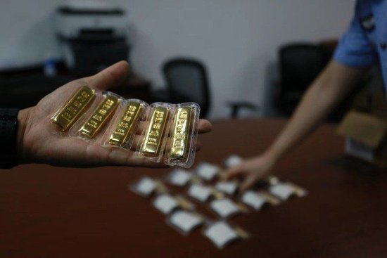 　民警截获被害人邮寄金条。图片来源/上海警方