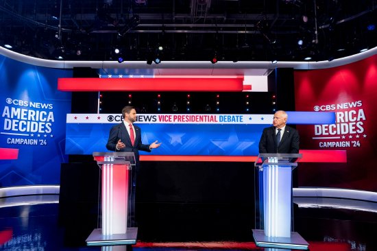 JD·万斯与蒂姆·沃尔兹在纽约参加辩论。