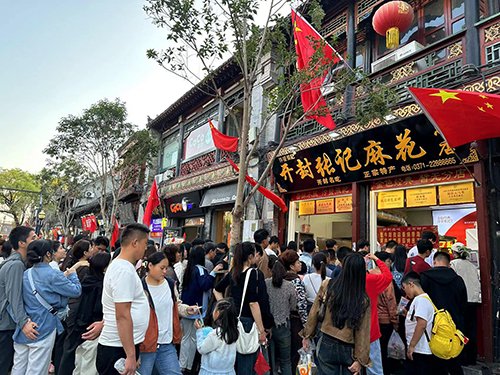 开封书店街游客排队购买麻花