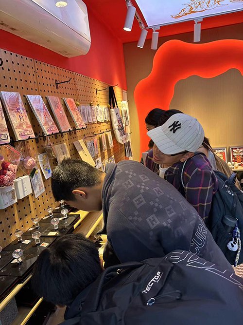 游客在文创店收集印章
