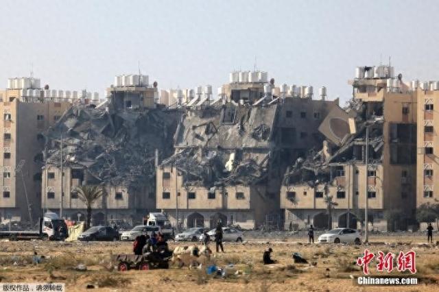 资料图：当地时间2023年12月2日，加沙地带南部汗尤尼斯一居民区的民众逃离家园。